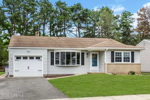 52 Castleton Dr, Toms River, NJ 08757