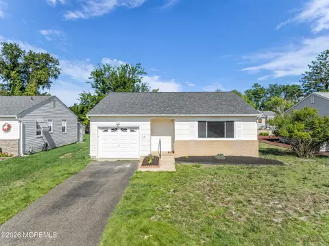 12 Bolingbroke Dr, Toms River, NJ 08757