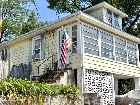 195 2nd St, Keyport, NJ 07735