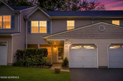 521 Woodbine Ln, Lakewood, NJ 08701