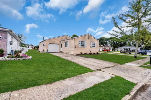 12 Aztec Ct, Toms River, NJ 08757