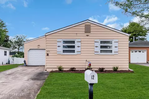 12 Aztec Ct, Toms River, NJ 08757