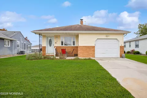 18 San Salvador St, Toms River, NJ 08757