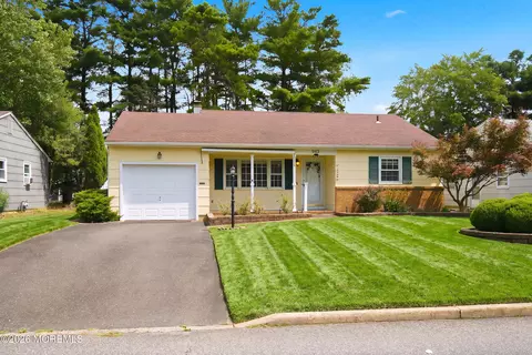 943 Edgebrook Dr N, Toms River, NJ 08757