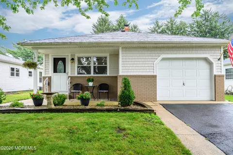 9 Pavilion St, Toms River, NJ 08757
