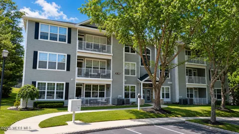 604 St Andrews Pl, Manalapan, NJ 07726