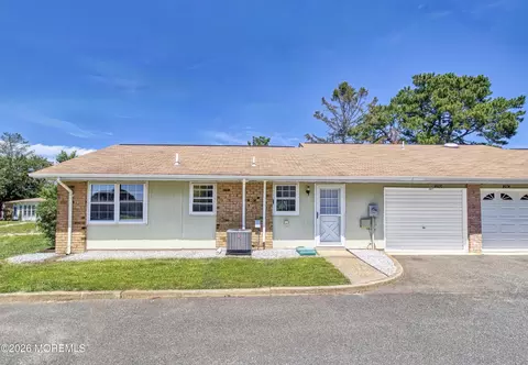 27 Cambridge Cir #D, Manchester, NJ 08759