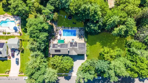 4 Crestview Ct, Farmingdale, NJ 07727