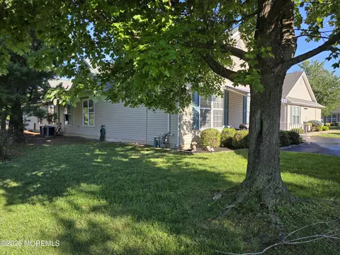 8 Fennel Ct, Whiting, NJ 08759