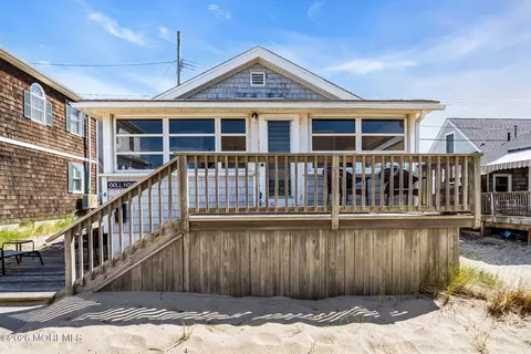 4 Bowling Grn, Point Pleasant Beach, NJ 08742