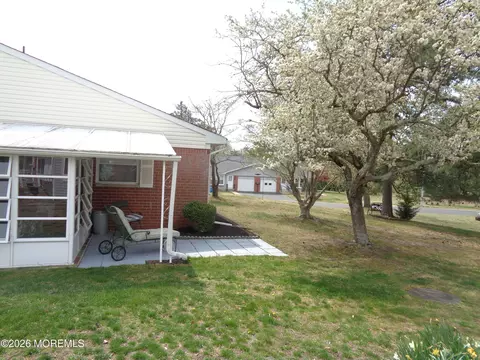 Exterior - 5 B Mohawk Ct, Whiting, NJ 08759 photo 3 of 8