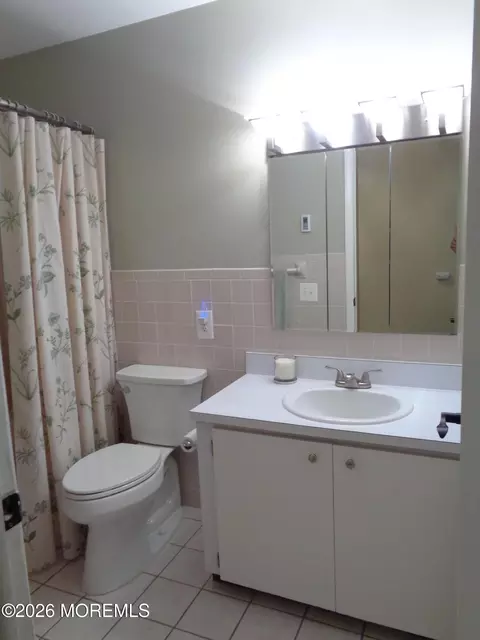 Bath - 5 B Mohawk Ct, Whiting, NJ 08759 photo 1 of 2