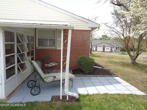 Exterior - 5 B Mohawk Ct, Whiting, NJ 08759 photo 4 of 8