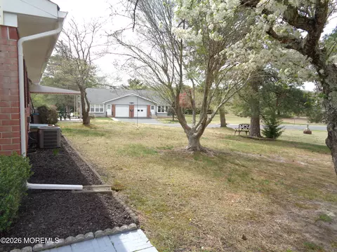 Exterior - 5 B Mohawk Ct, Whiting, NJ 08759 photo 5 of 8