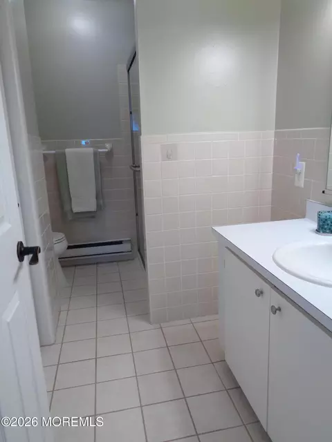 Bath - 5 B Mohawk Ct, Whiting, NJ 08759 photo 2 of 2