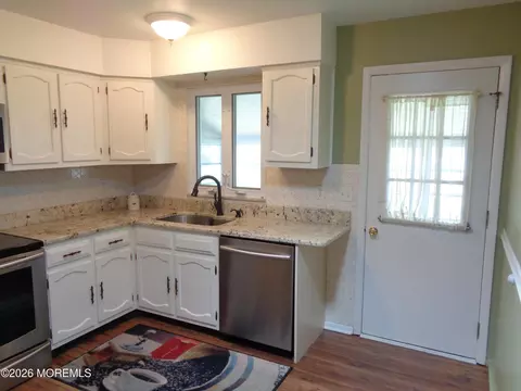 Kitchen - 5 B Mohawk Ct, Whiting, NJ 08759 photo 2 of 2