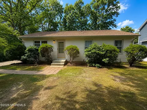3 Cape Ct, Manahawkin, NJ 08050