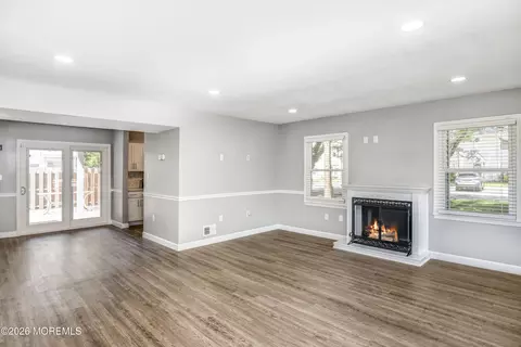 Living - 8 Colonial Ct, Jackson, NJ 08527 photo 6 of 7