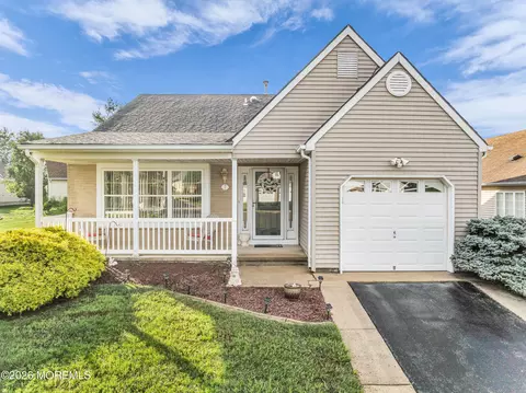 7 Tarworth Ct, Toms River, NJ 08757