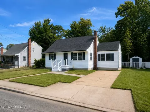 55 Davis Ln, Red Bank, NJ 07701