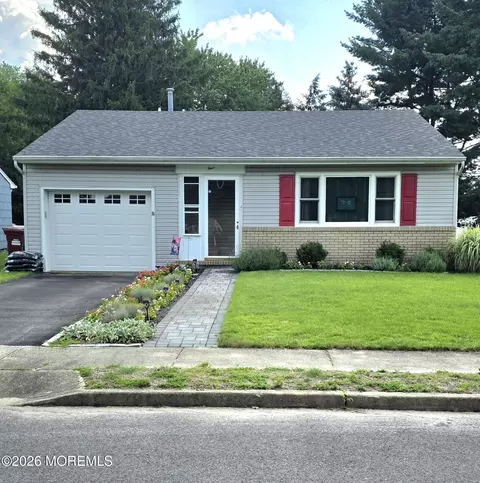 4 Basset Dr, Toms River, NJ 08757
