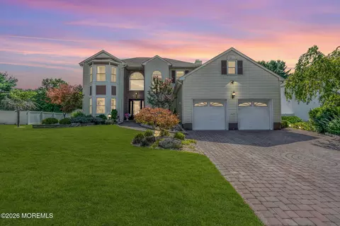 6 Johnny Dr, Farmingdale, NJ 07727