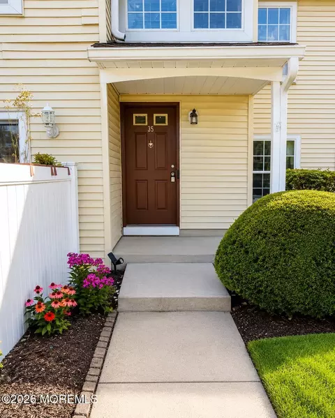 35 Powell Ct, Hightstown, NJ 08520