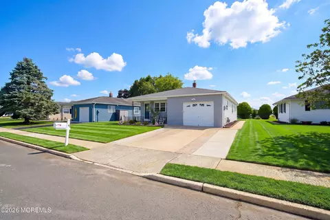 9 Tivoli St, Toms River, NJ 08757