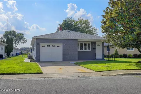 3 Montego St, Toms River, NJ 08757