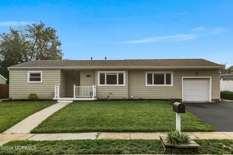 935 Gloucester Dr, Toms River, NJ 08753