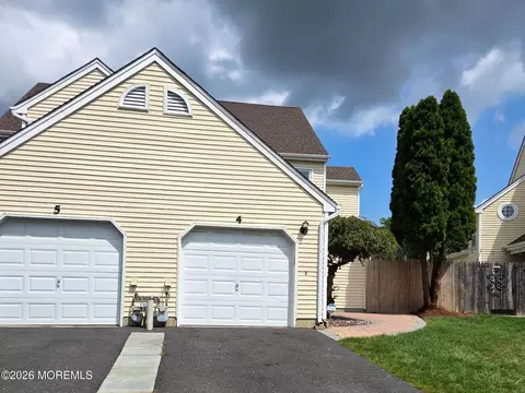 4 Hawthorne Ct, Freehold, NJ 07728