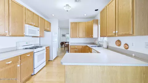 Kitchen - 19 Appleby Dr, Helmetta, NJ 08828 photo 4 of 5