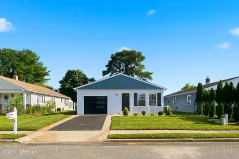 4 Pebble Beach Ct, Toms River, NJ 08757
