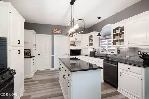 Kitchen - 9 Sarah Ct, Matawan, NJ 07747 photo 3 of 4