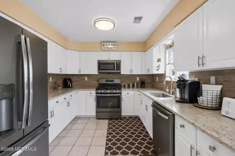 Kitchen - 2 Macintosh Ct, Jackson, NJ 08527 photo 1 of 3