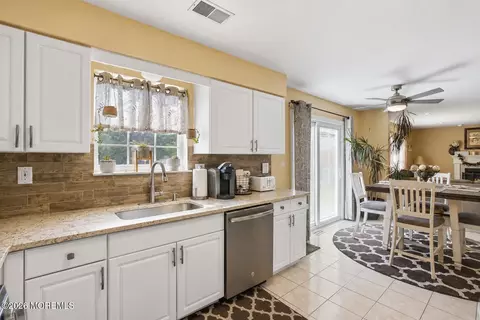 Kitchen - 2 Macintosh Ct, Jackson, NJ 08527 photo 2 of 3