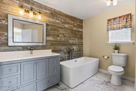 Bath - 2 Macintosh Ct, Jackson, NJ 08527 photo 2 of 4