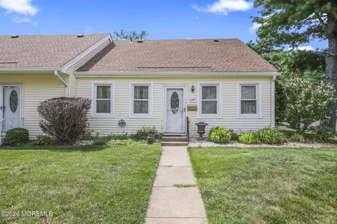 29 Plaza De Las Flores #F, Freehold, NJ 07728