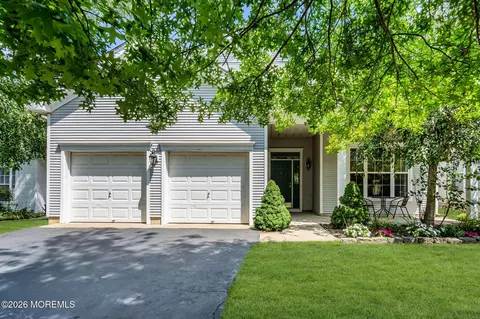 3 Summerwinds Dr, Lakewood, NJ 08701