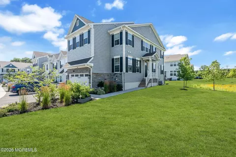 4010 Heron Dr, Farmingdale, NJ 07727