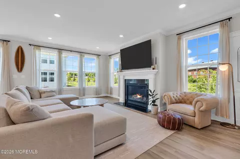4010 Heron Dr, Farmingdale, NJ 07727