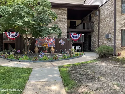 177 Amberly Dr #E, Manalapan, NJ 07726