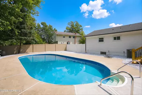 Exterior - 17 Mohawk Dr, Matawan, NJ 07747 photo 5 of 7