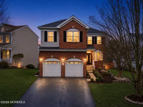 16 Pinehurst Dr, Manalapan, NJ 07726