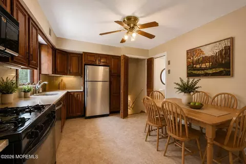 Kitchen - 22 Tuxedo Dr, Wayne, NJ 07470 photo 4 of 4