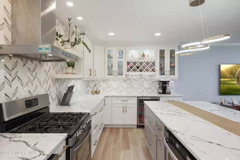Kitchen - 41 Walter Dr, Jackson, NJ 08527 photo 5 of 7