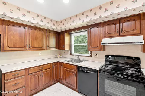 Kitchen - 753 Eagle View Rdg Rd, Brick, NJ 08724 photo 2 of 3