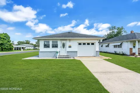 102 Barbuda St, Toms River, NJ 08757
