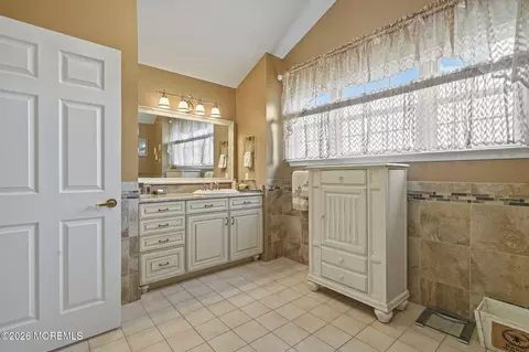 Bath - 50 Pancoast Rd, Waretown, NJ 08758 photo 4 of 5