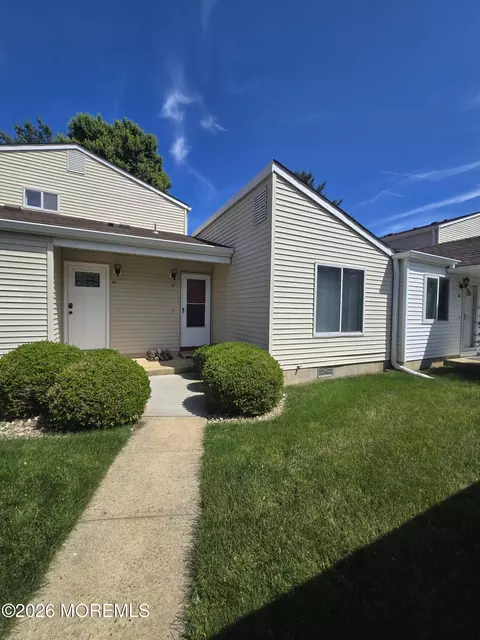 12 Woodmere Ct, Freehold, NJ 07728
